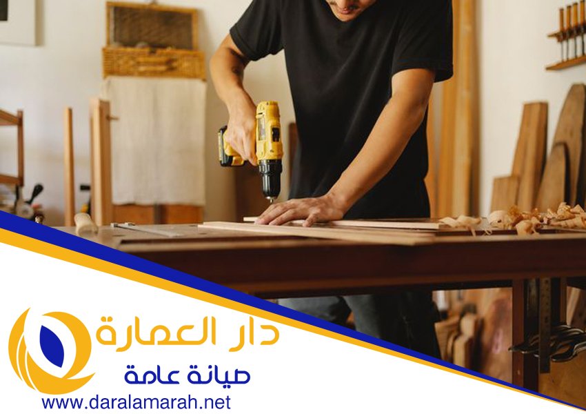 نجار في ام القيوين